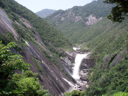 花崗岩の大岩壁と千尋滝(せんぴろのたき)